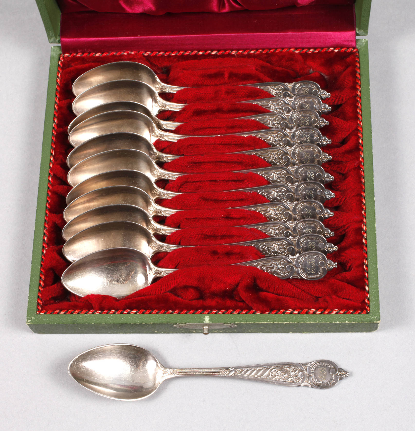 Zwölf Teelöffel Historismus