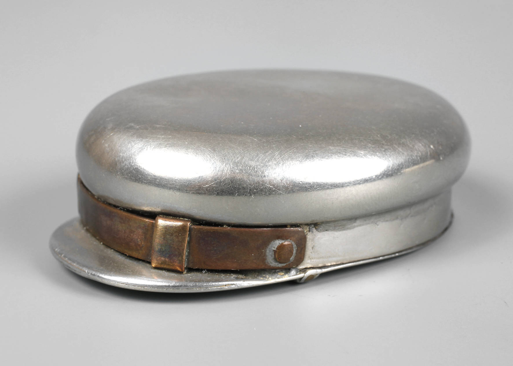 Schnupftabakdose als Mütze