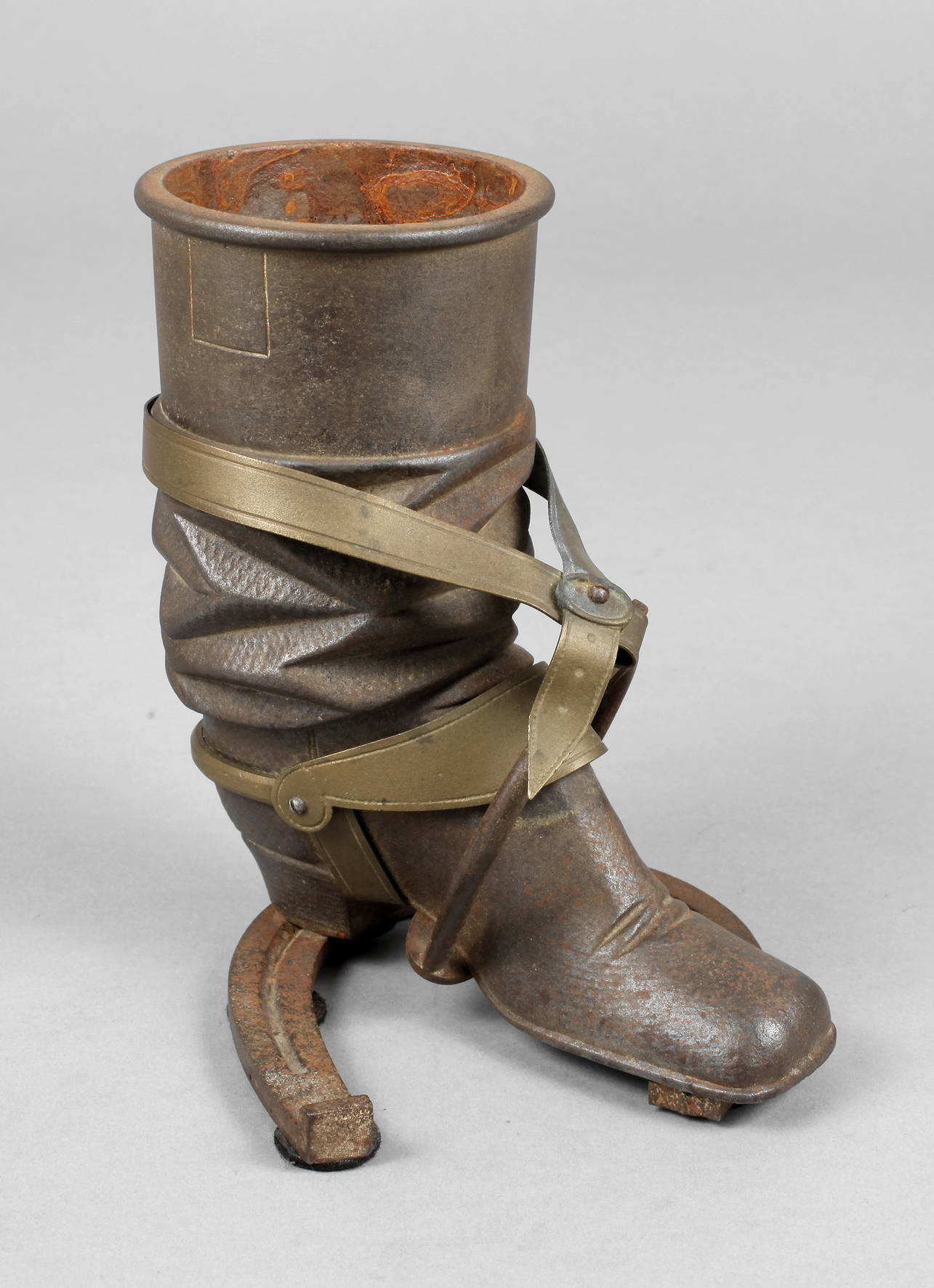 Eisenstiefel auf Hufeisen