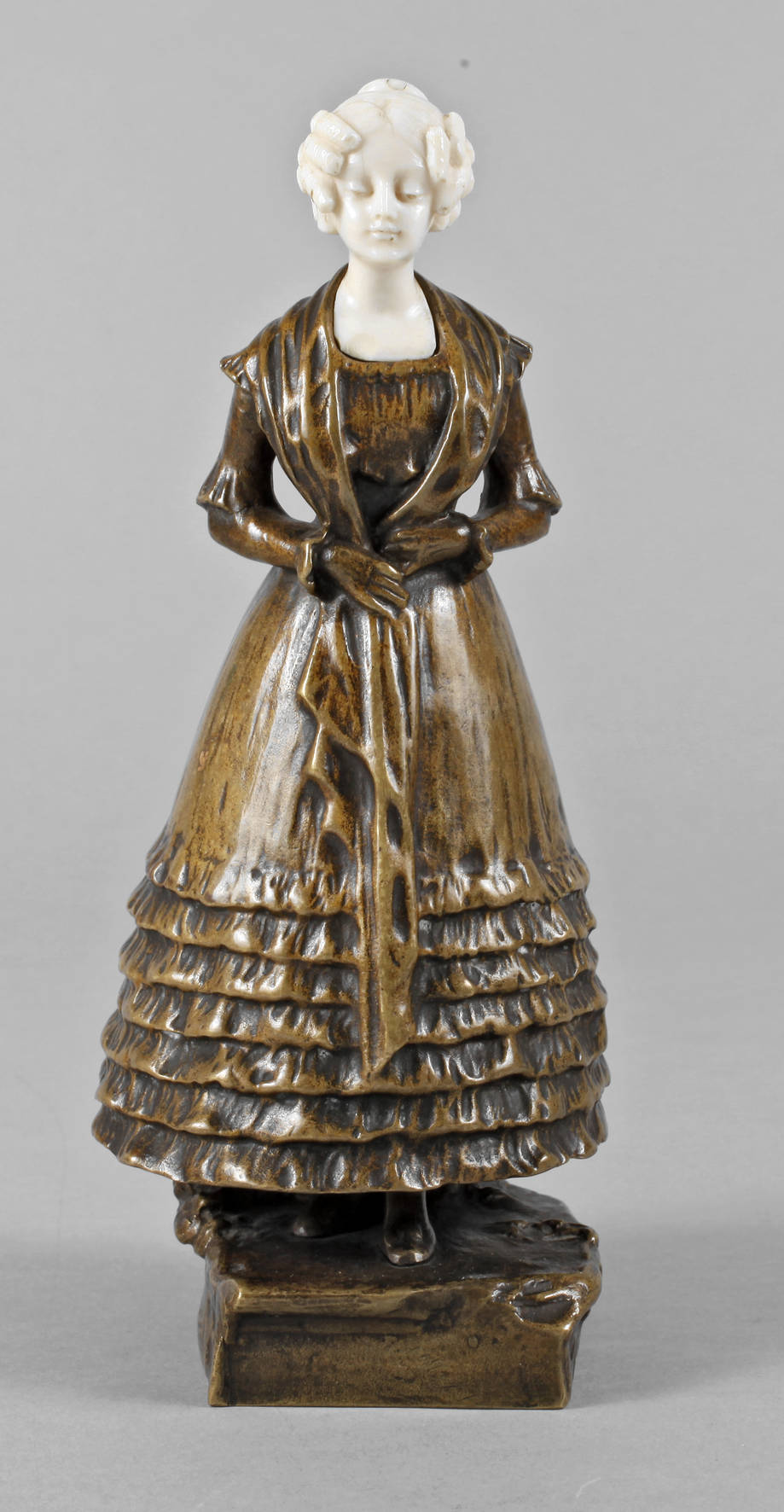 Chryselephantin Krinolinendame