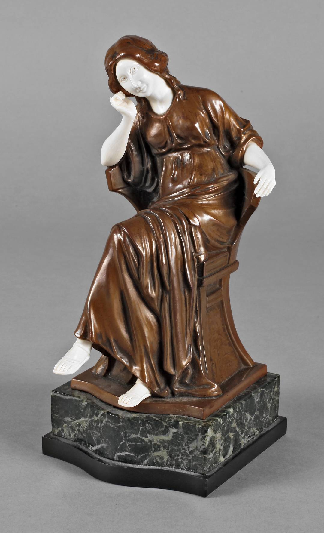 Chryselephantin, die Sinnende