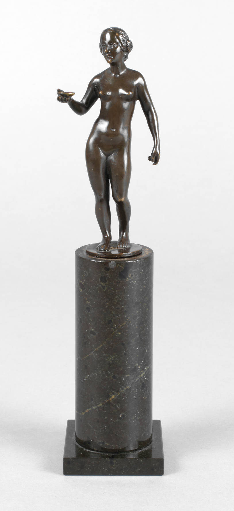 Kleinbronze weiblicher Akt mit Trinkschale