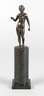 Kleinbronze weiblicher Akt mit Trinkschale