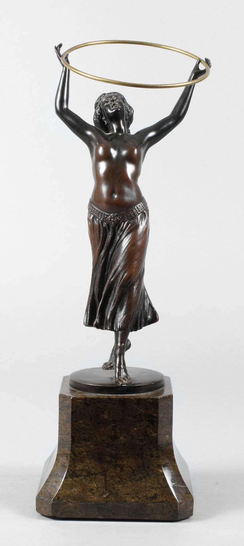 T. Rieder, Tänzerin mit Reif