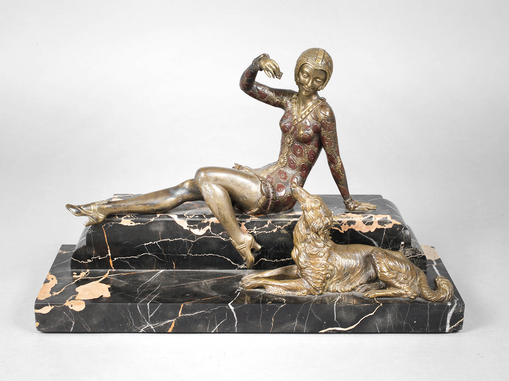 Enrique Molins-Ballesté, Art déco-Dame mit Windhund