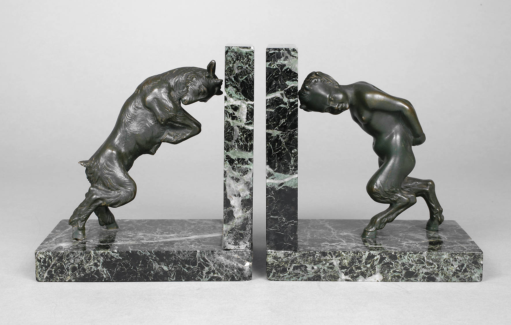 Paar figürliche Buchstützen Art déco