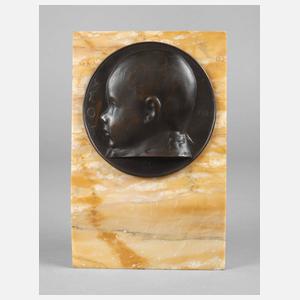 Bronzeplakette auf Marmor