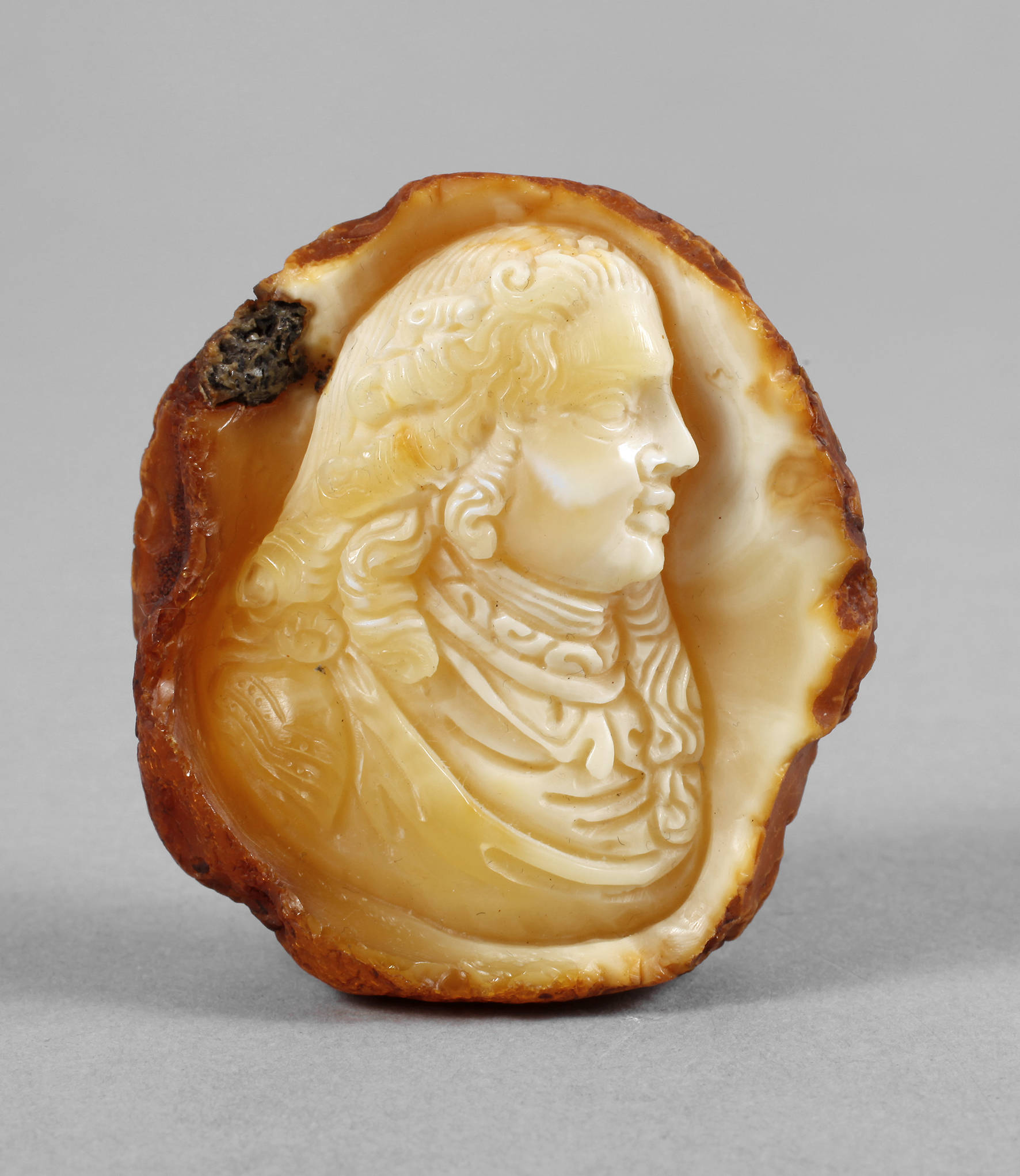 Feine Bernsteinschnitzerei