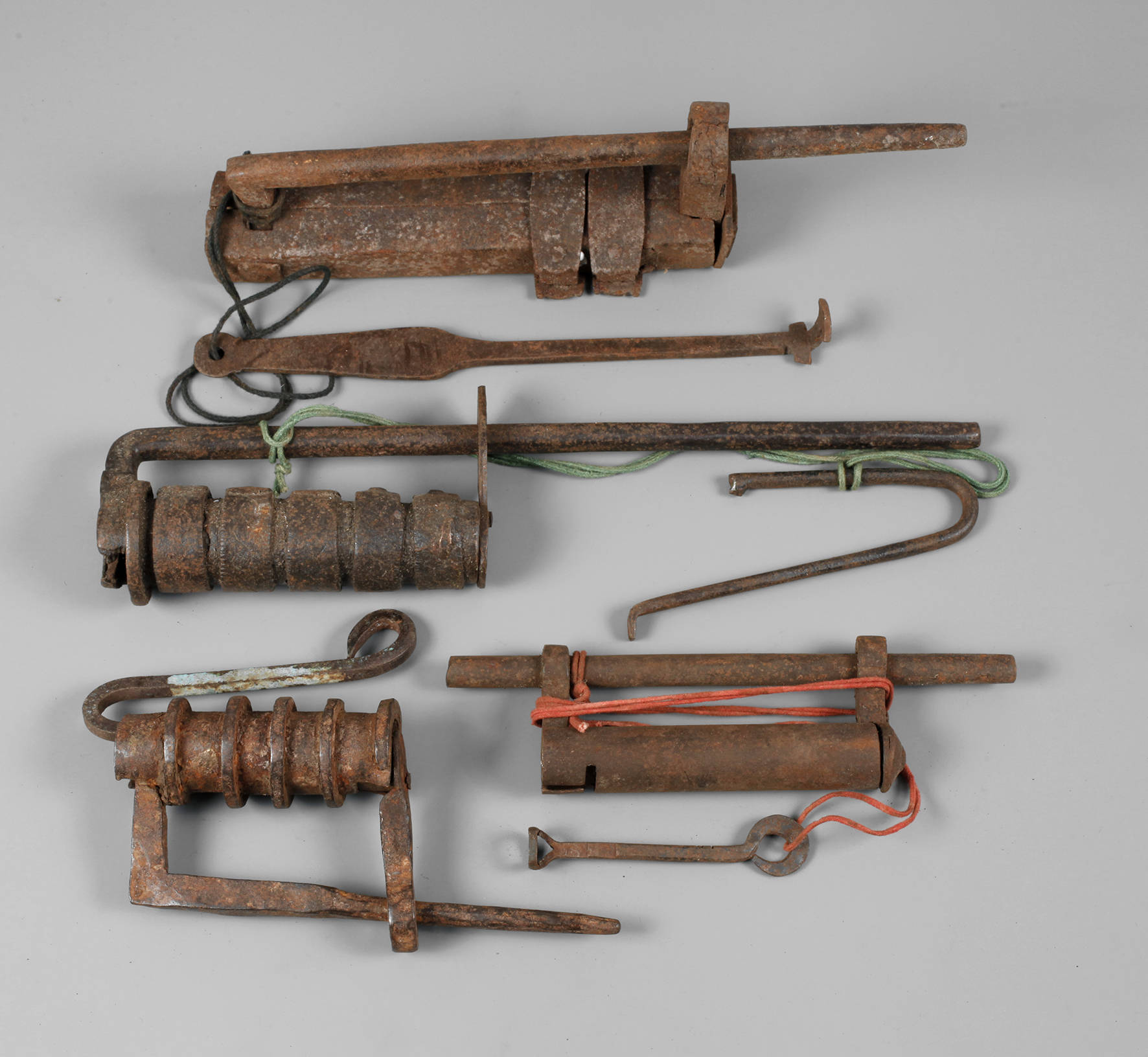 Vier Vorhängeschlösser mit Schlüssel