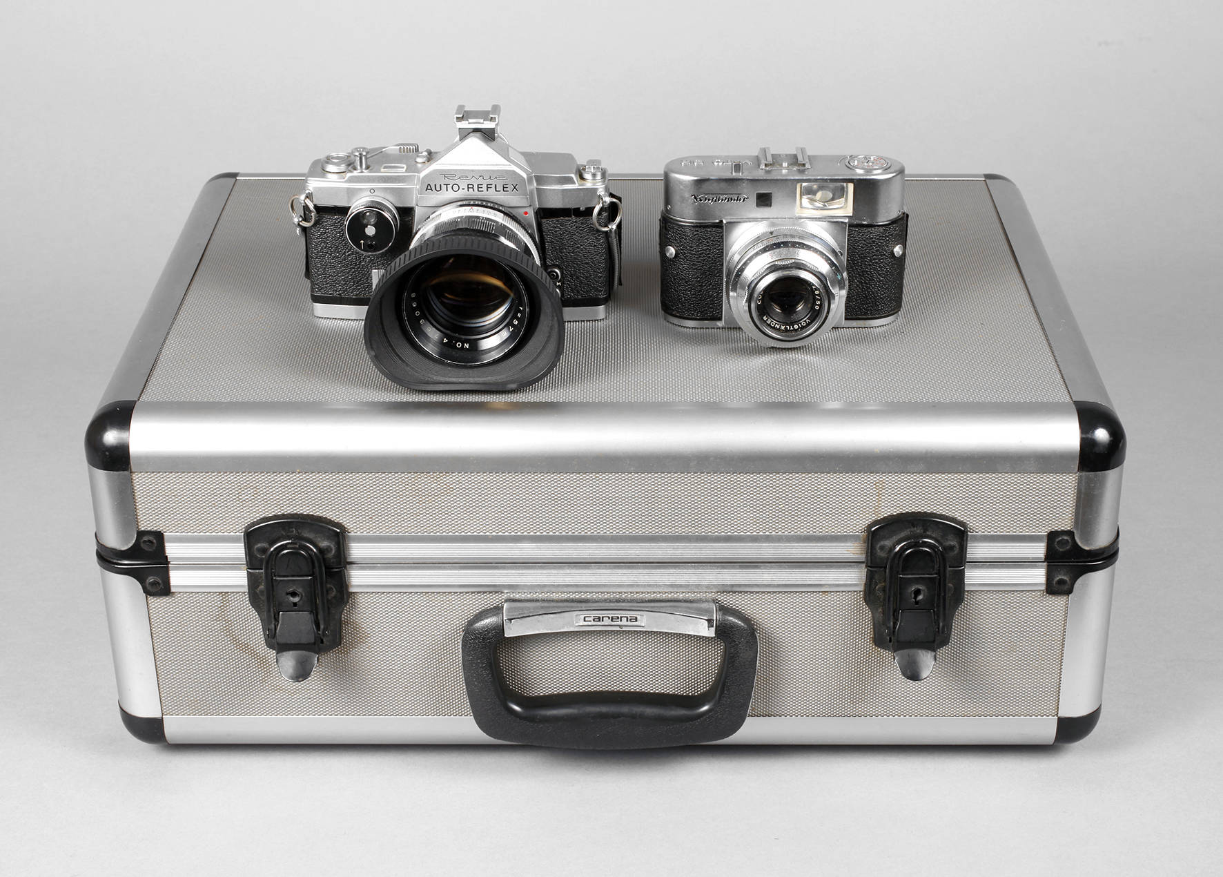 Zwei Fotoapparate im Koffer