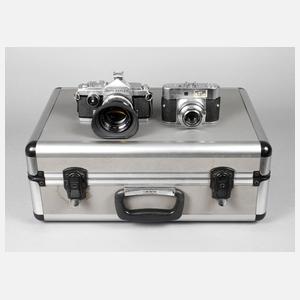 Zwei Fotoapparate im Koffer