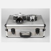 Zwei Fotoapparate im Koffer111