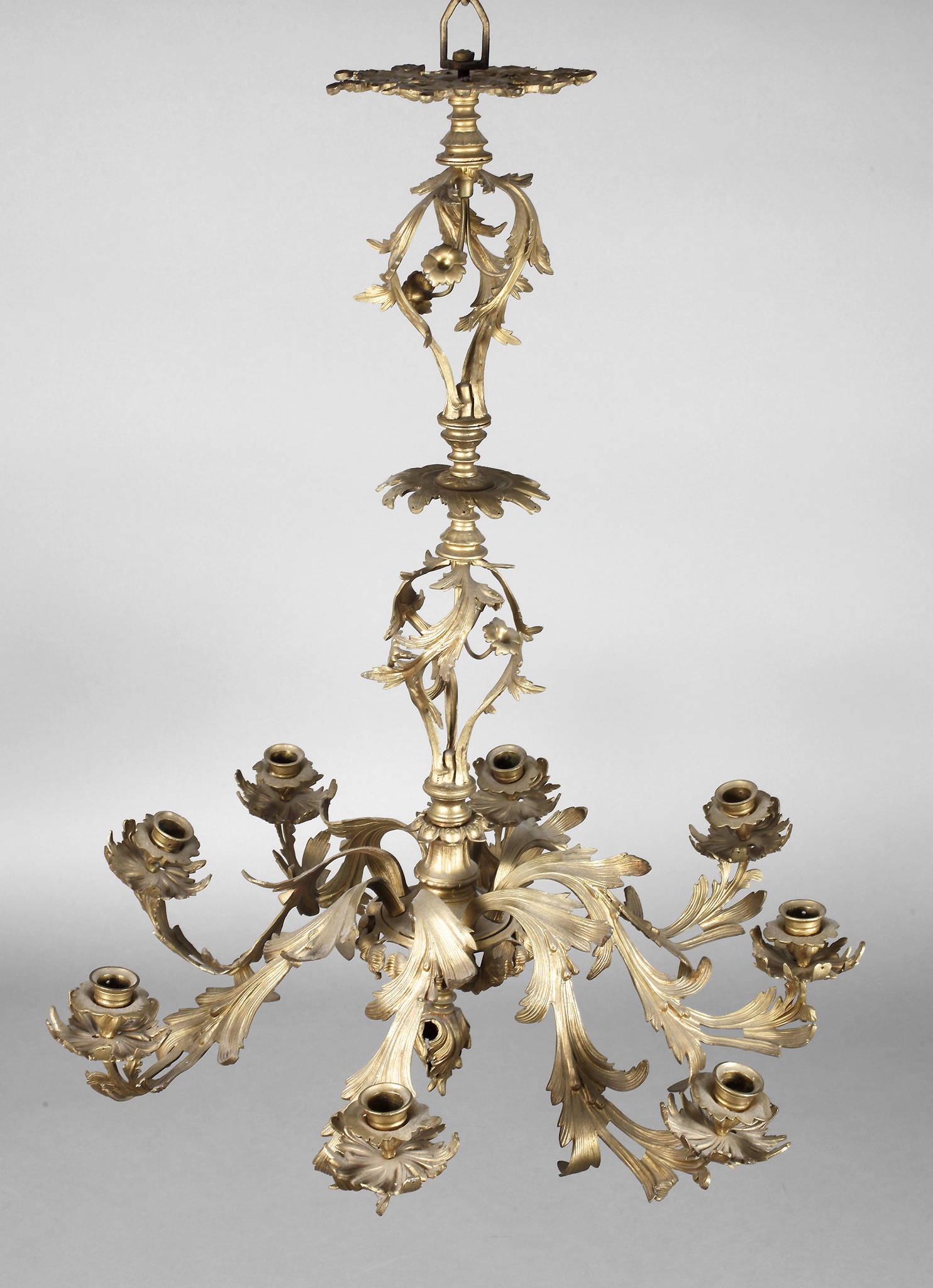 Große Deckenkrone um 1890, Bronze vergoldet, überaus reich floral verziertes Gestell mit durchbrochen gearbeiteten Partien, acht s-förmig geschwungene Leuchterarme in Blattform mit aufgesetzten Kerzentüllen und Tropfschalen in Blütenoptik, zwei Arme