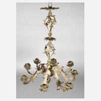 Große Deckenkrone um 1890, Bronze vergoldet, überaus reich floral verziertes Gestell mit durchbrochen gearbeiteten Partien, acht s-förmig geschwungene Leuchterarme in Blattform mit aufgesetzten Kerzentüllen und Tropfschalen in Blütenoptik, zwei Arme111