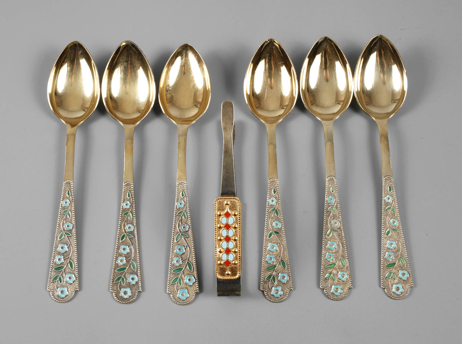 Russland sechs emaillierte Löffel und Zuckerzange