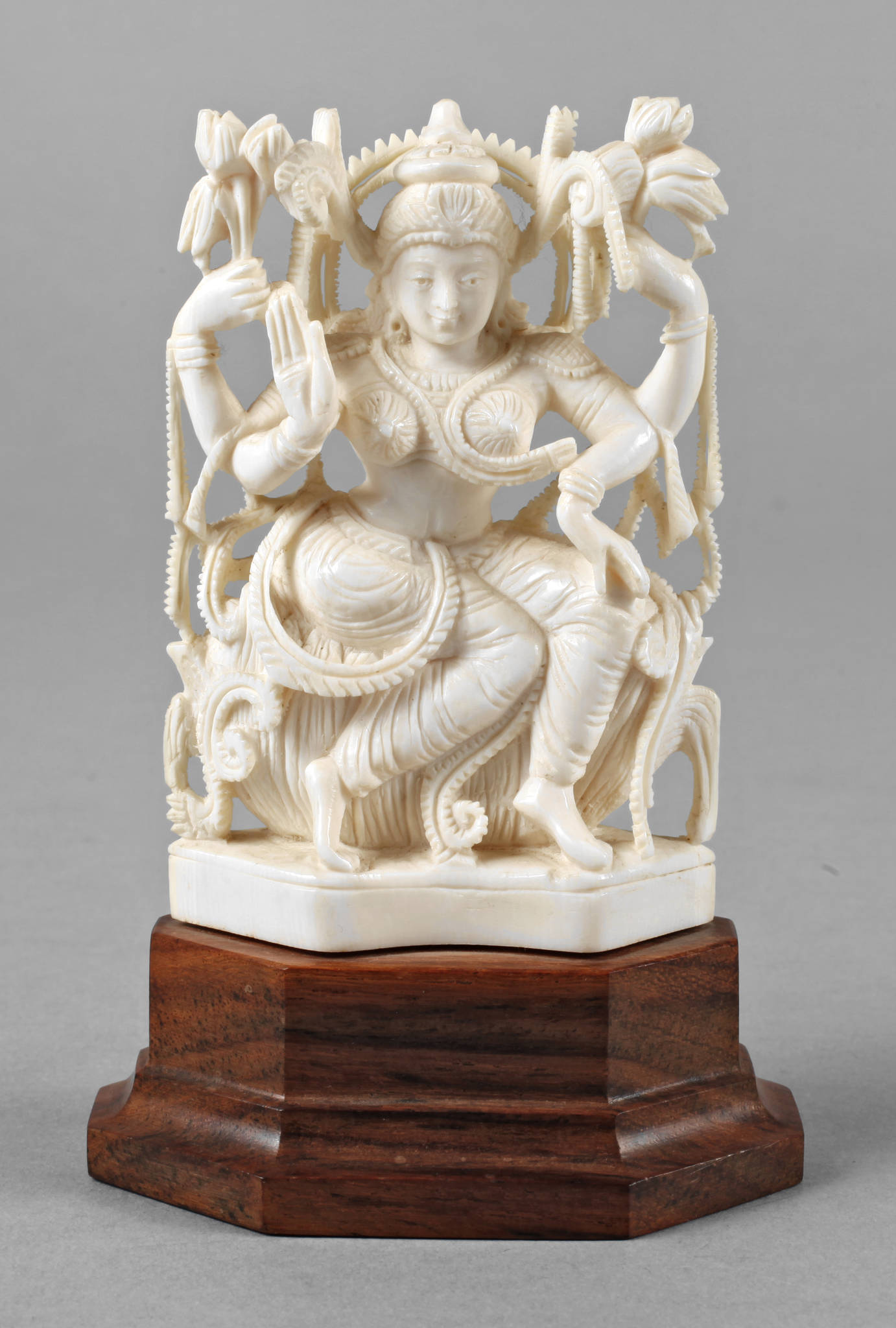 Figürliche Elfenbeinschnitzerei