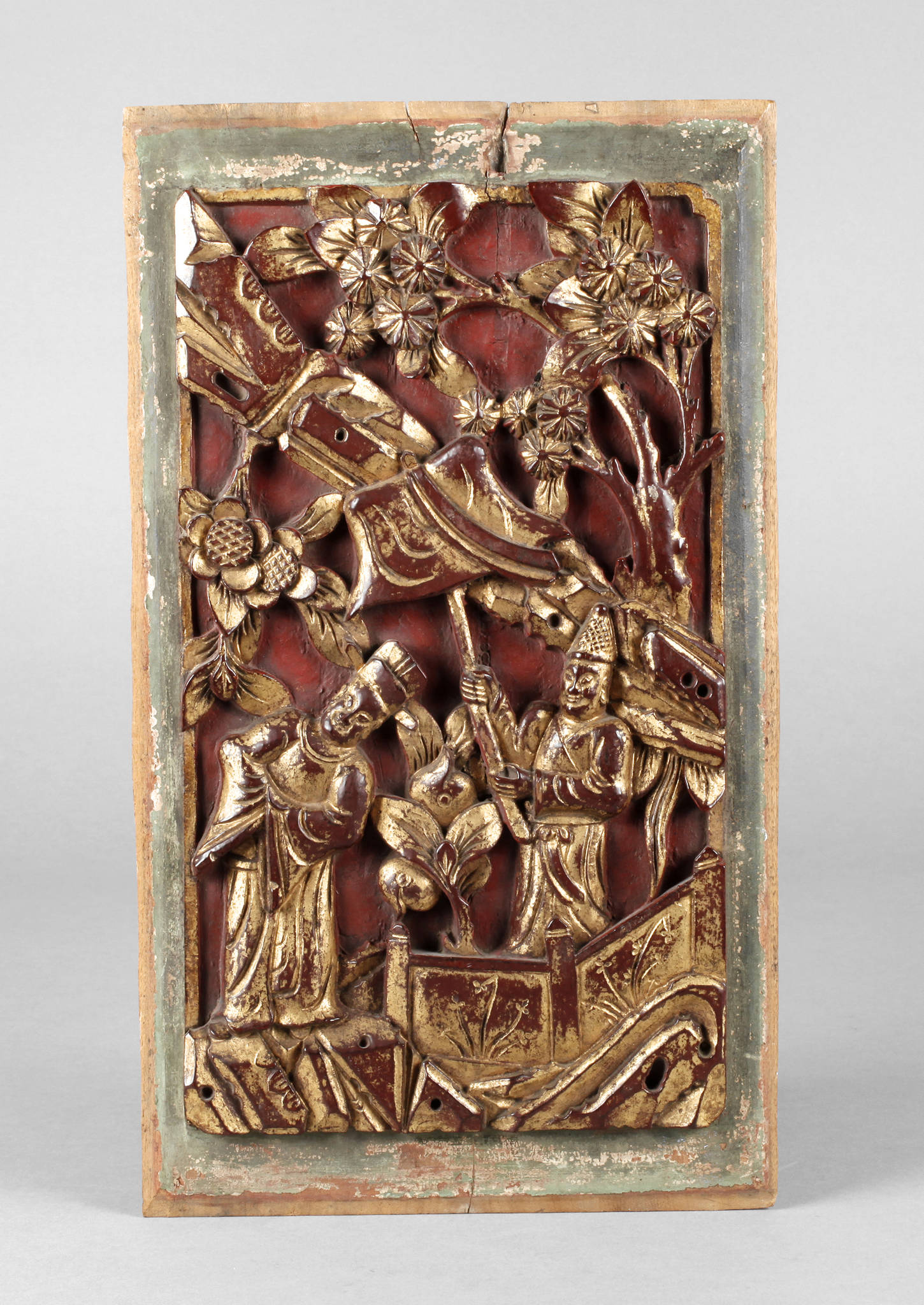 Figürliche Reliefschnitzerei