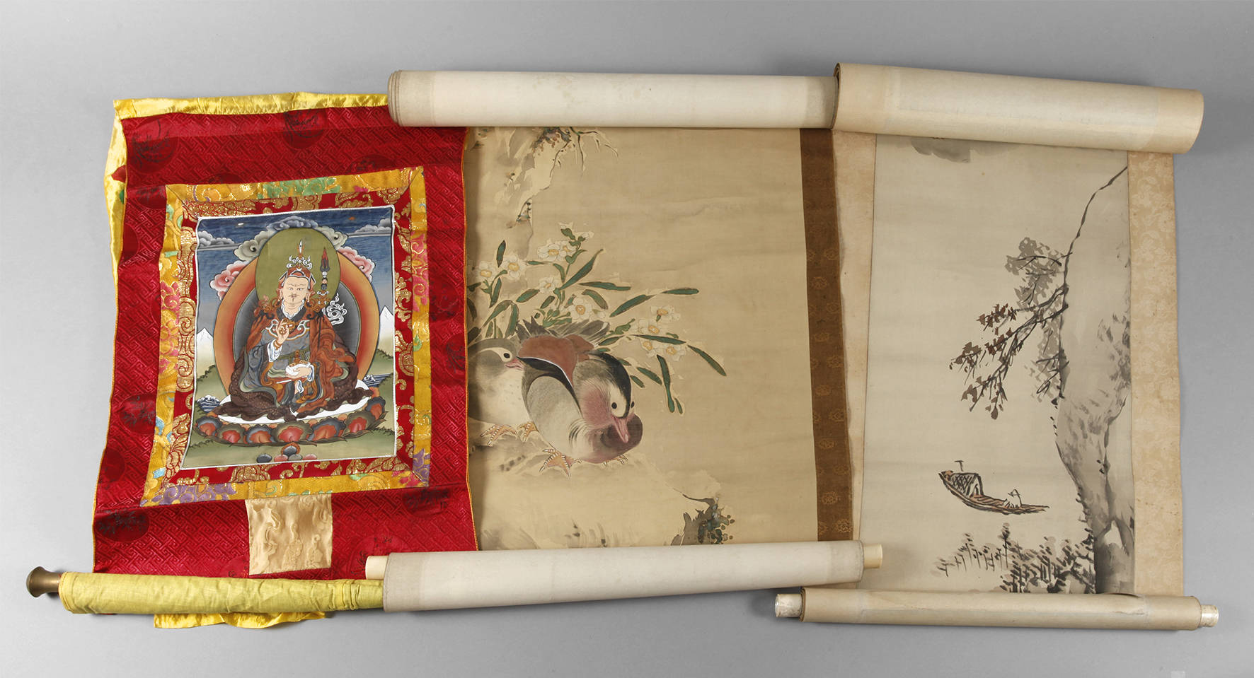 Zwei Rollbilder und Thangka