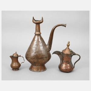 Drei Kupferkannen