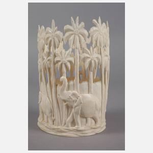 Feine Elfenbeinschnitzerei