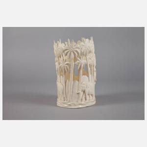 Feine Elfenbeinschnitzerei