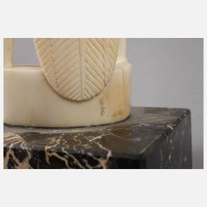 Figürliche Elfenbeinschnitzerei