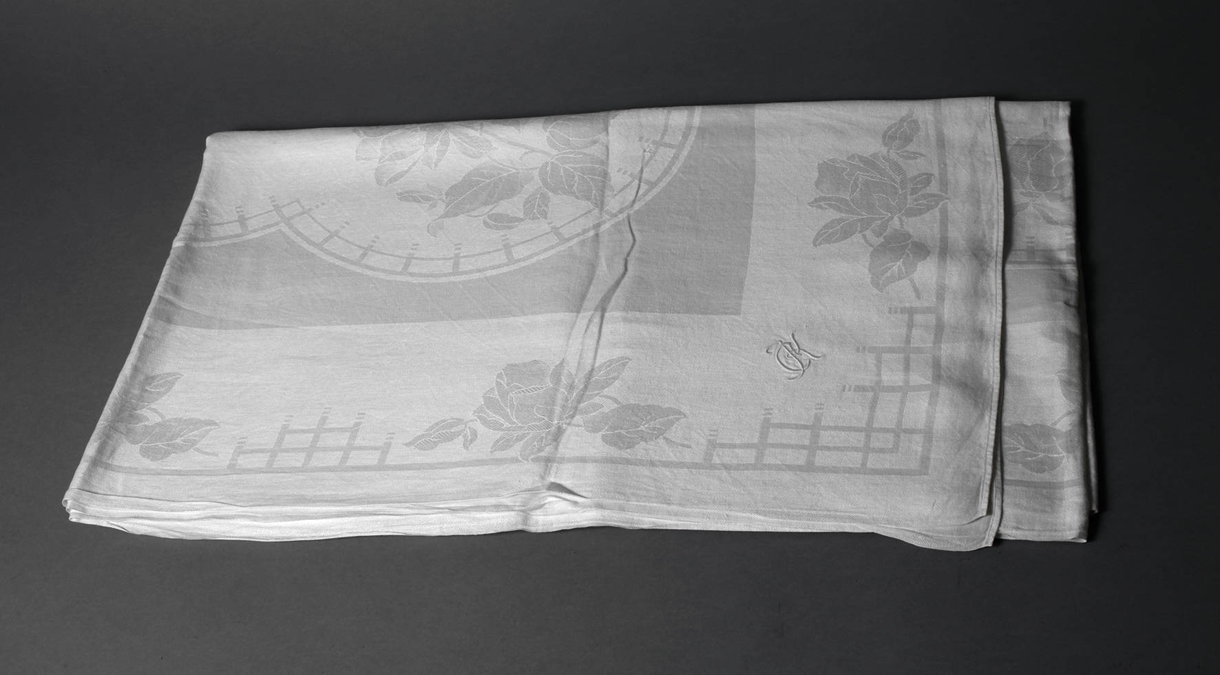 Tafeltuch mit Pfingstrosendekor