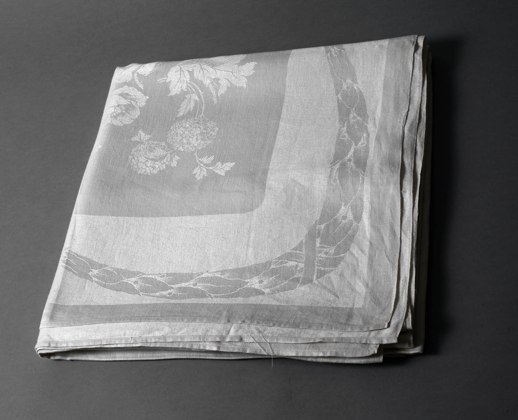 Tafeltuch mit Wildrosen- und Schneeballdekor