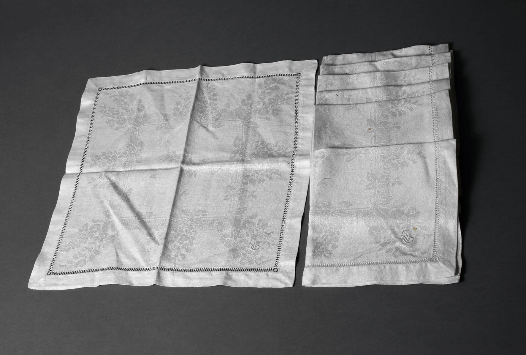 Sieben Servietten mit Goldregendekor