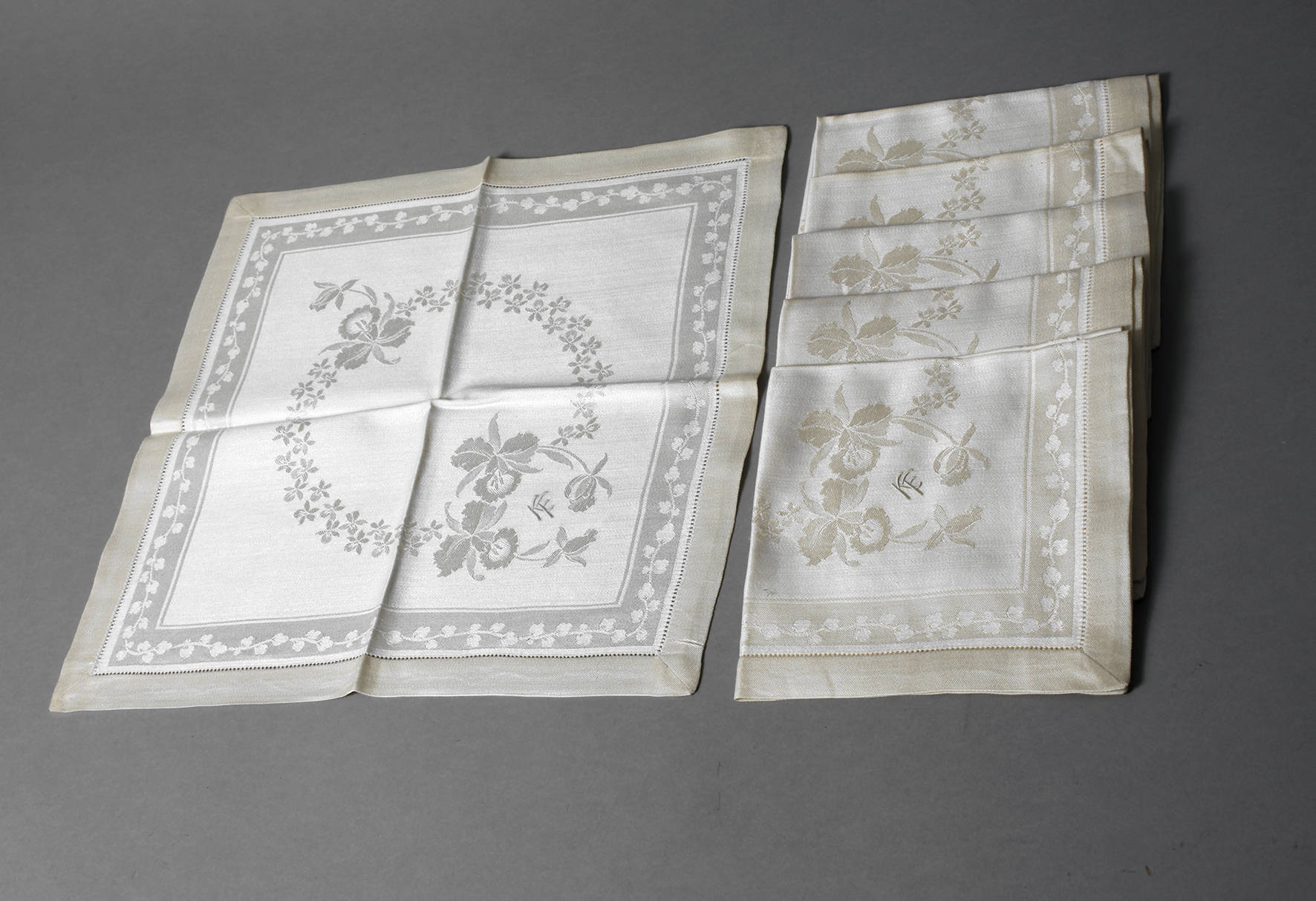 Sechs Servietten mit Narzissendekor