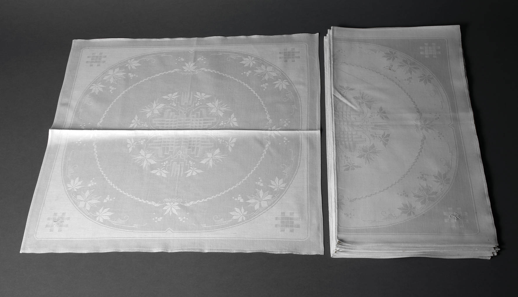 Neun Speiseservietten mit Art déco-Motiv