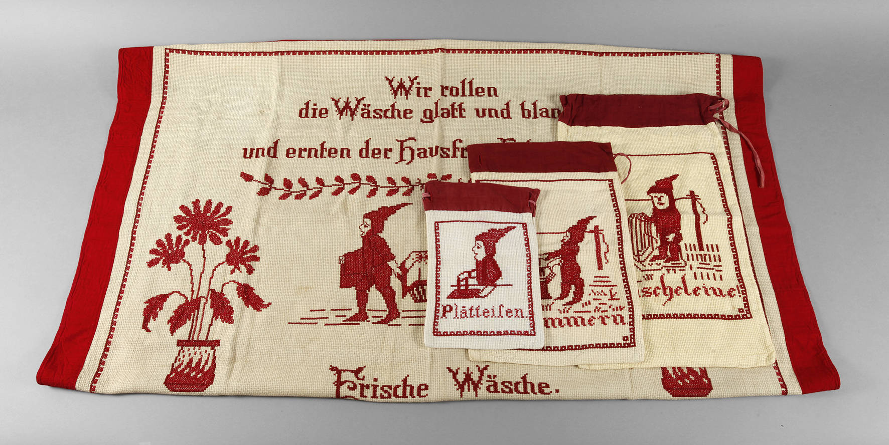 Garnitur Handarbeit mit Zwergenmotiv