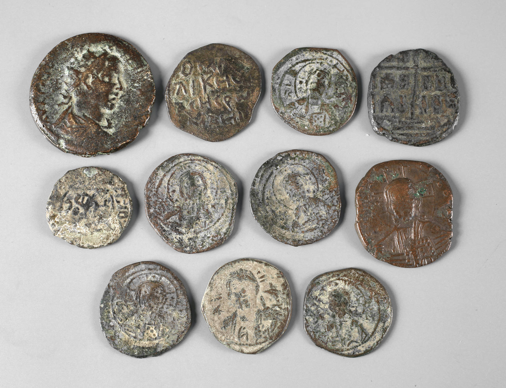 Elf antike Kupfer- und Bronzemünzen