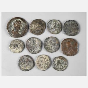 Elf antike Kupfer- und Bronzemünzen