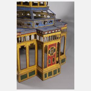 Ungewöhnliches Blechgebäude