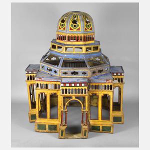 Ungewöhnliches Blechgebäude