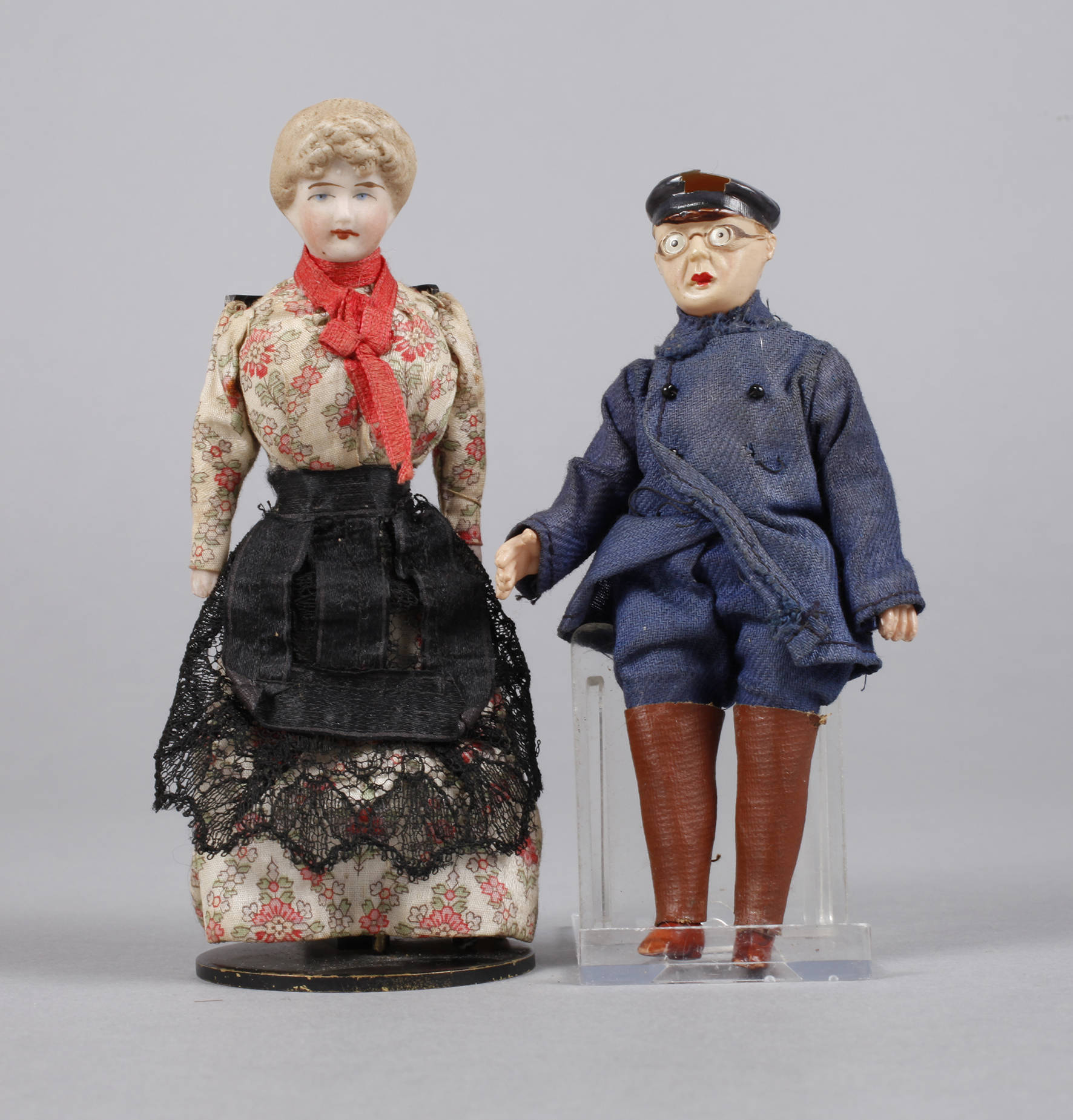 Zwei Puppenstubenpuppen