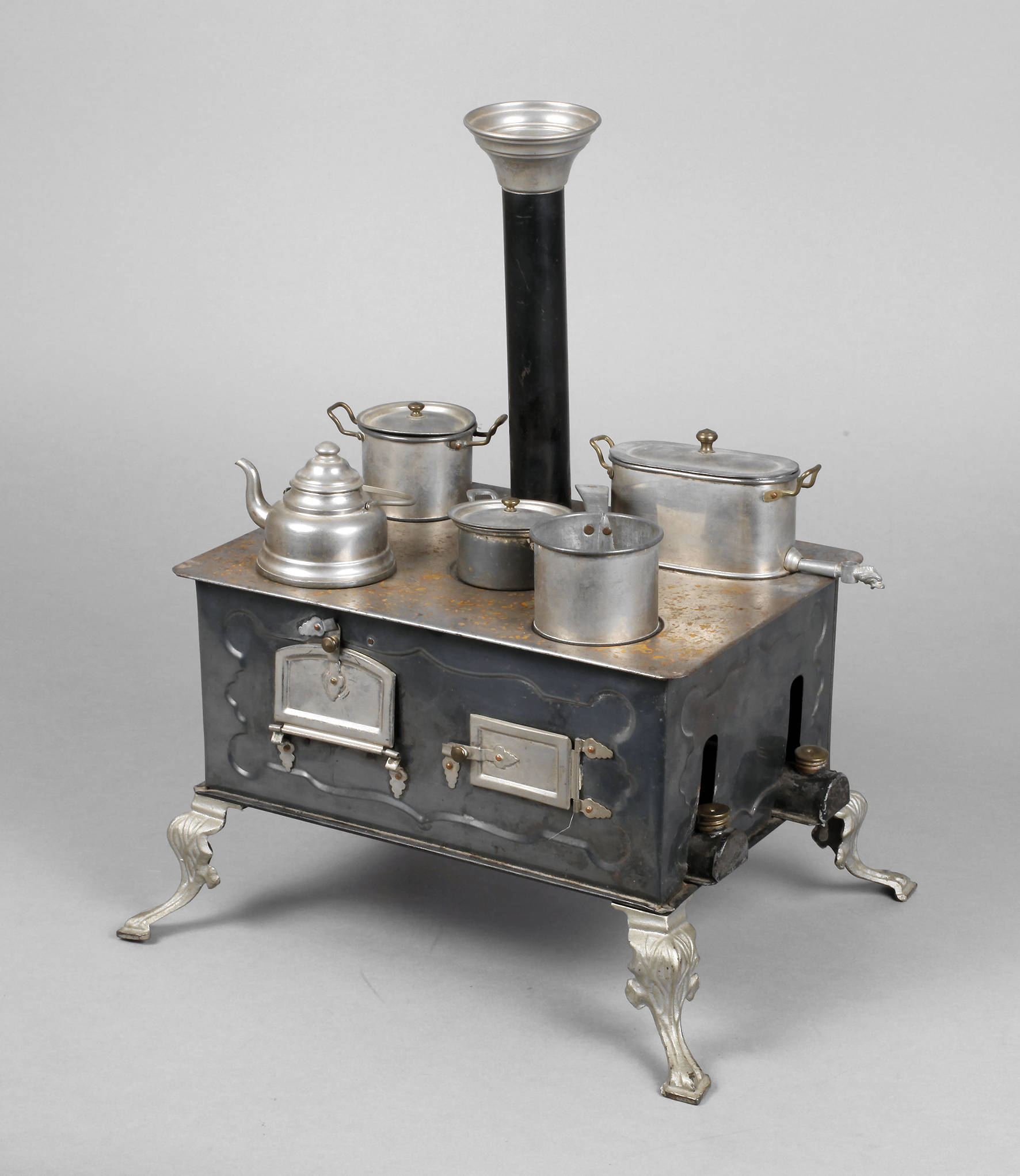 Hoher Puppenherd mit Zubehör