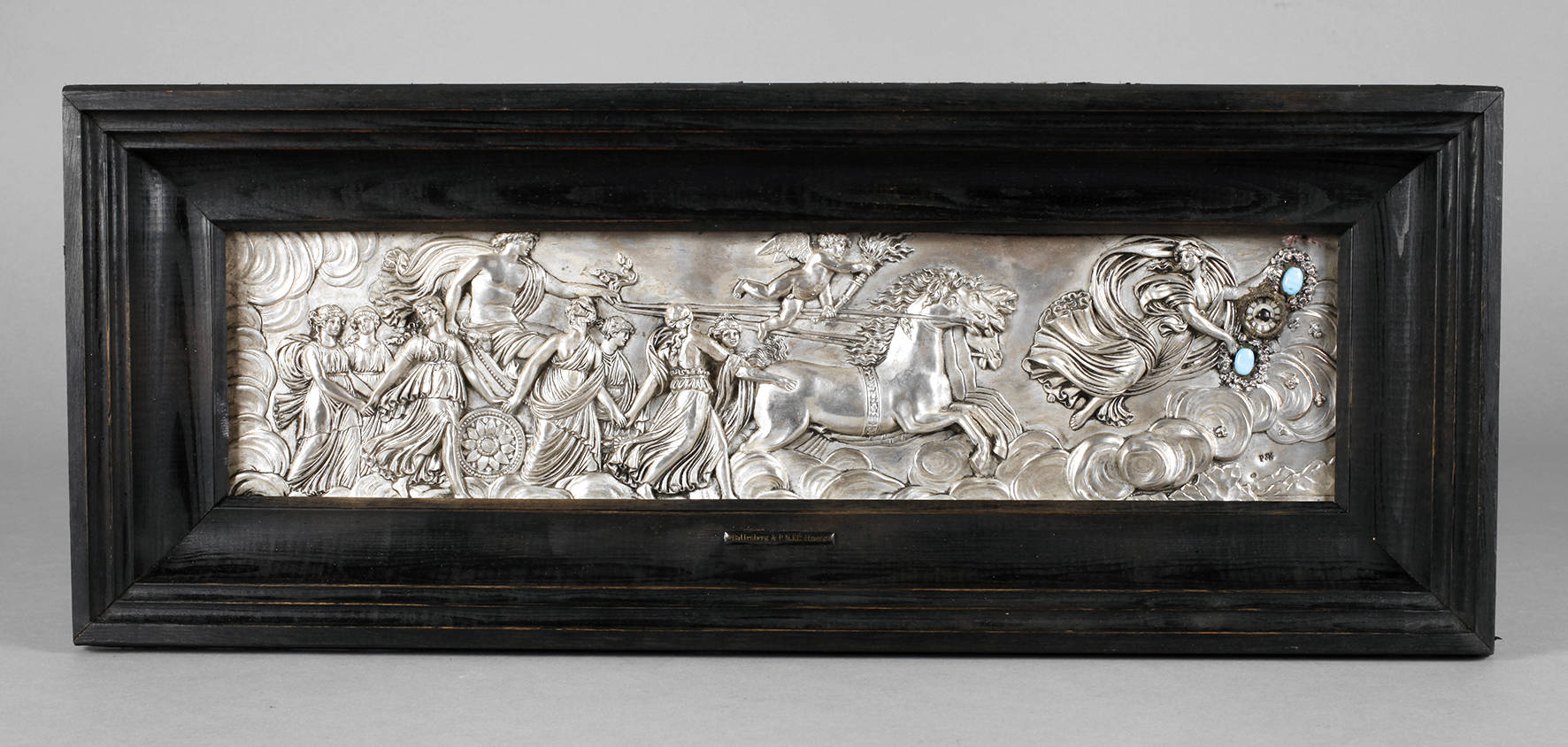 Bilderuhr im Silberrelief