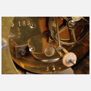 Figurenuhr mit Glassturz