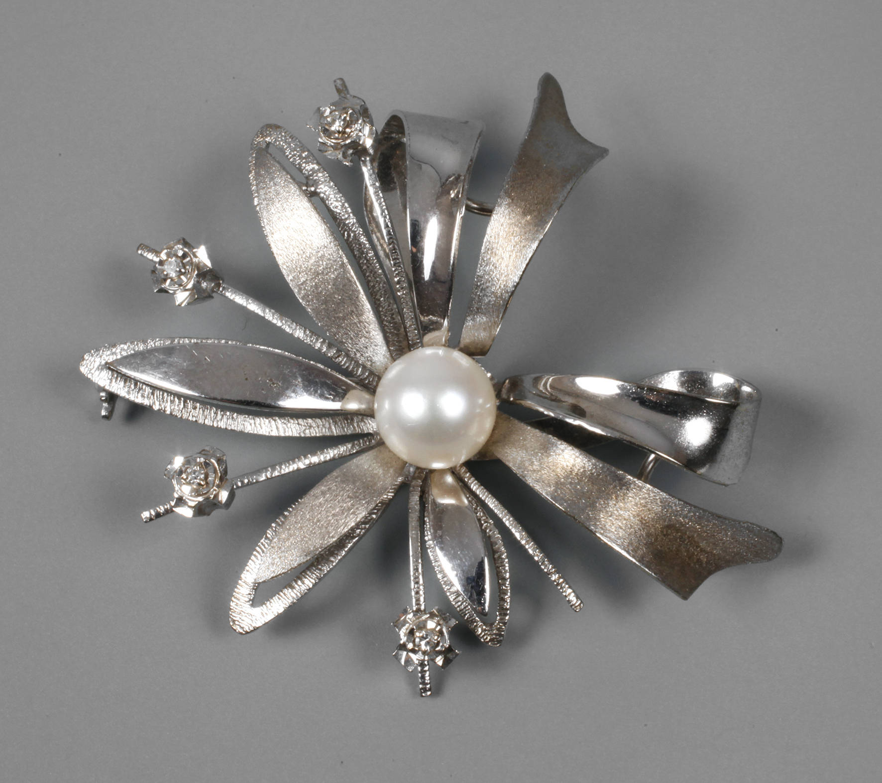 Weißgoldblüte Diamant und Perle