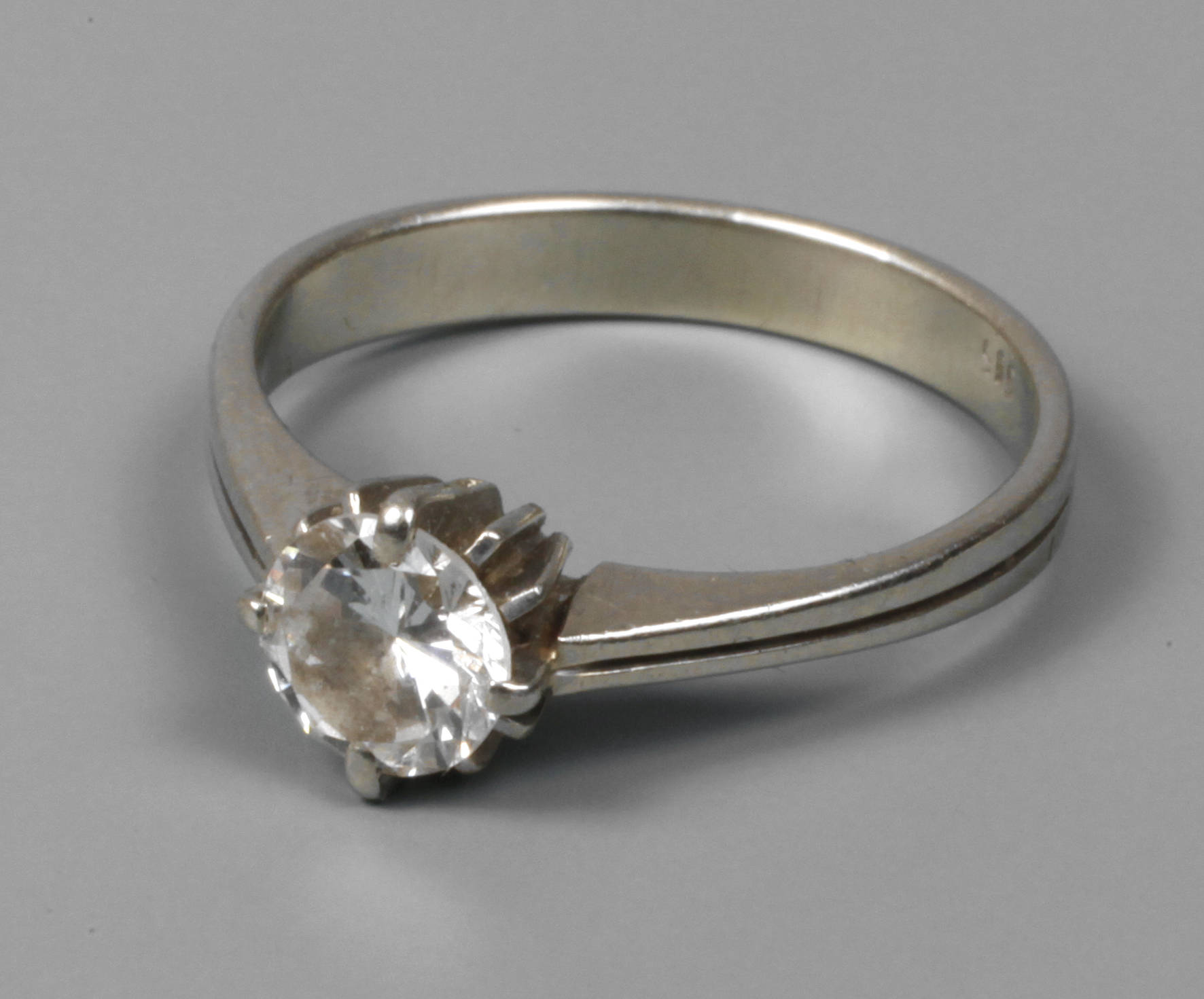 Weißgoldring mit Halbkaräter