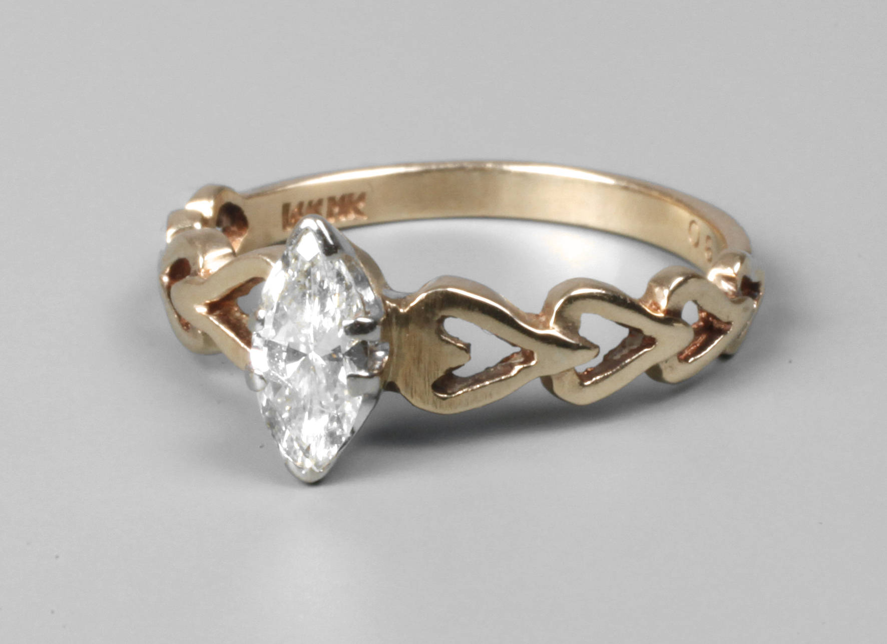 Goldring mit Diamantnavette