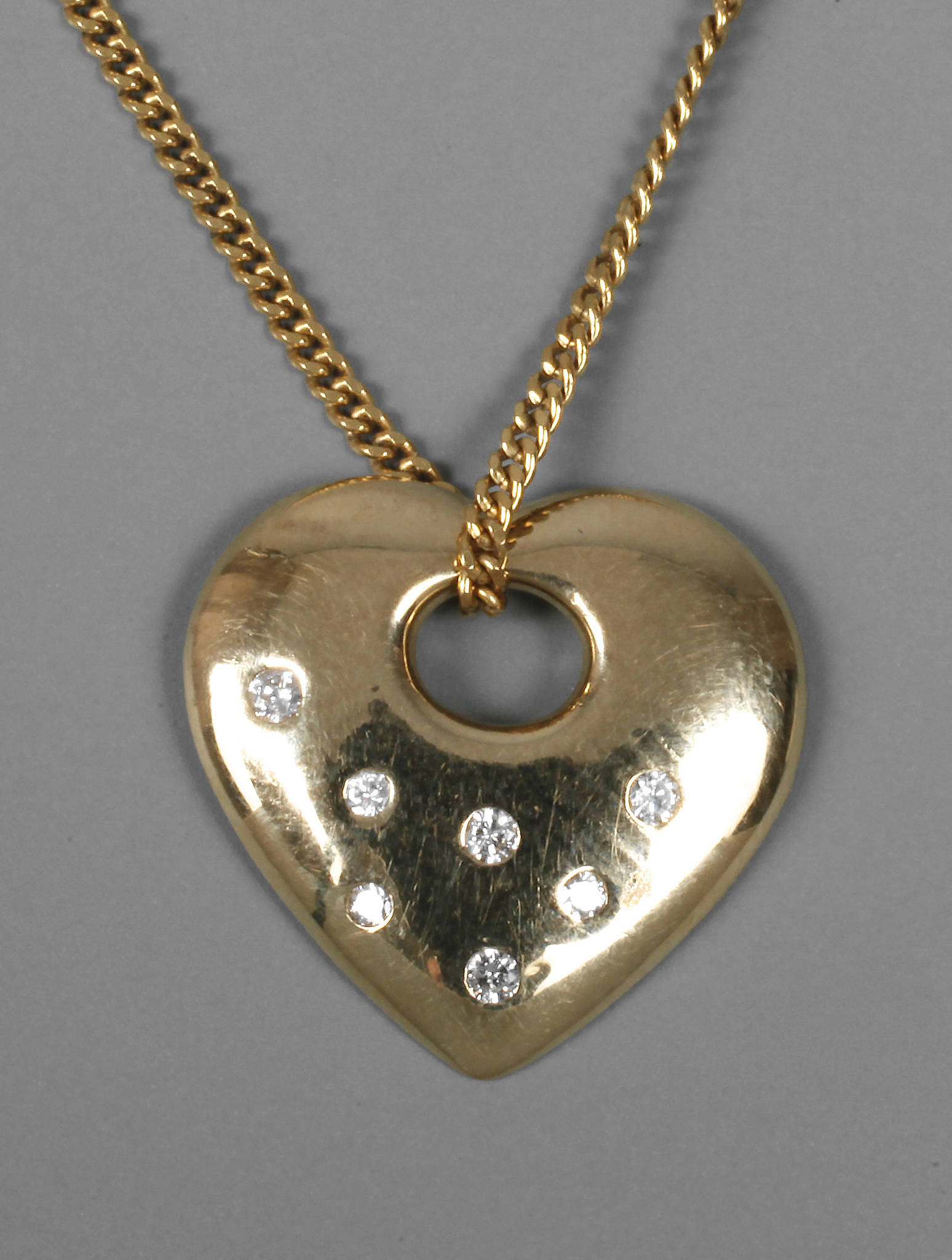 Goldkette mit Herzanhänger