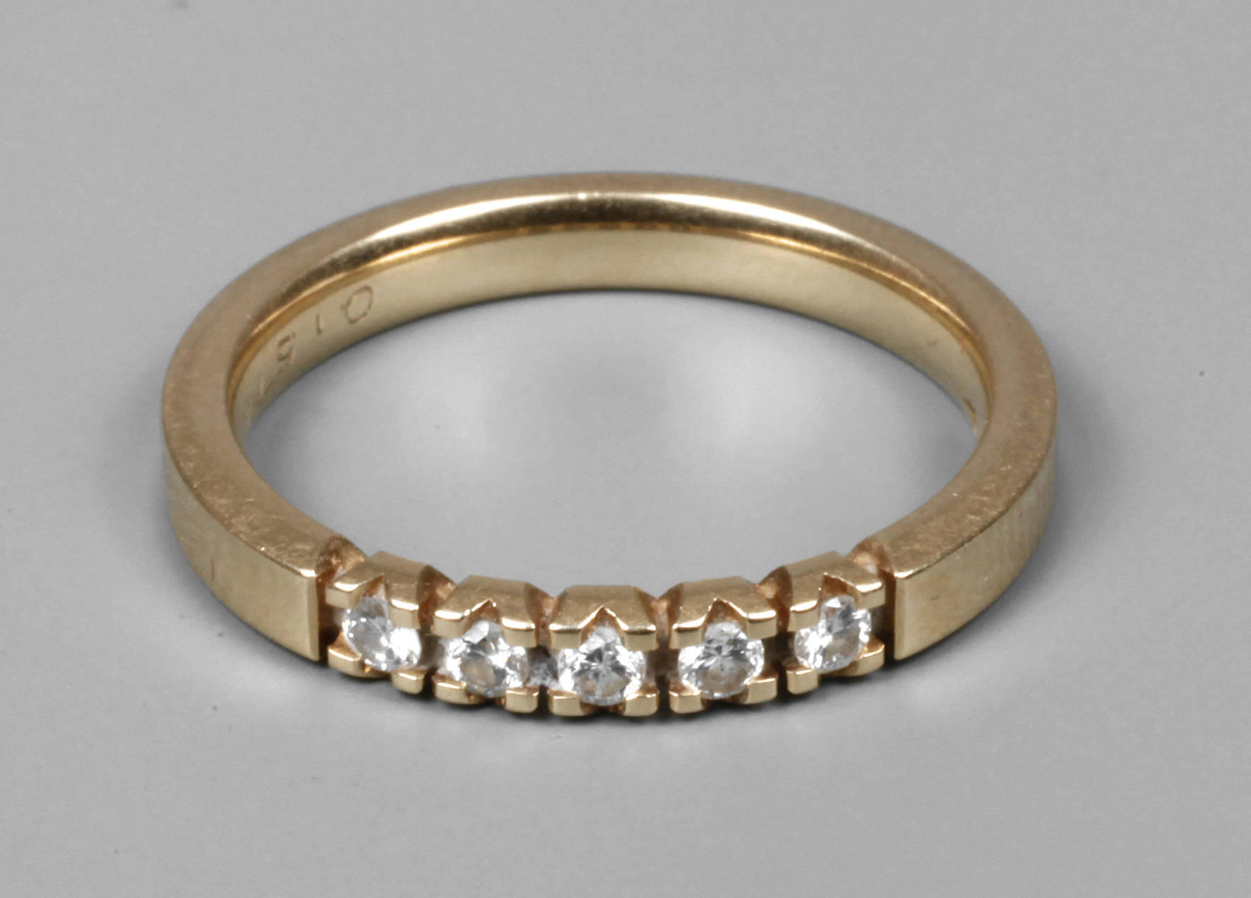 Goldring mit fünf kleinen Brillanten