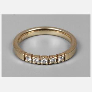 Goldring mit fünf kleinen Brillanten