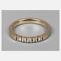 Goldring mit fünf kleinen Brillanten111