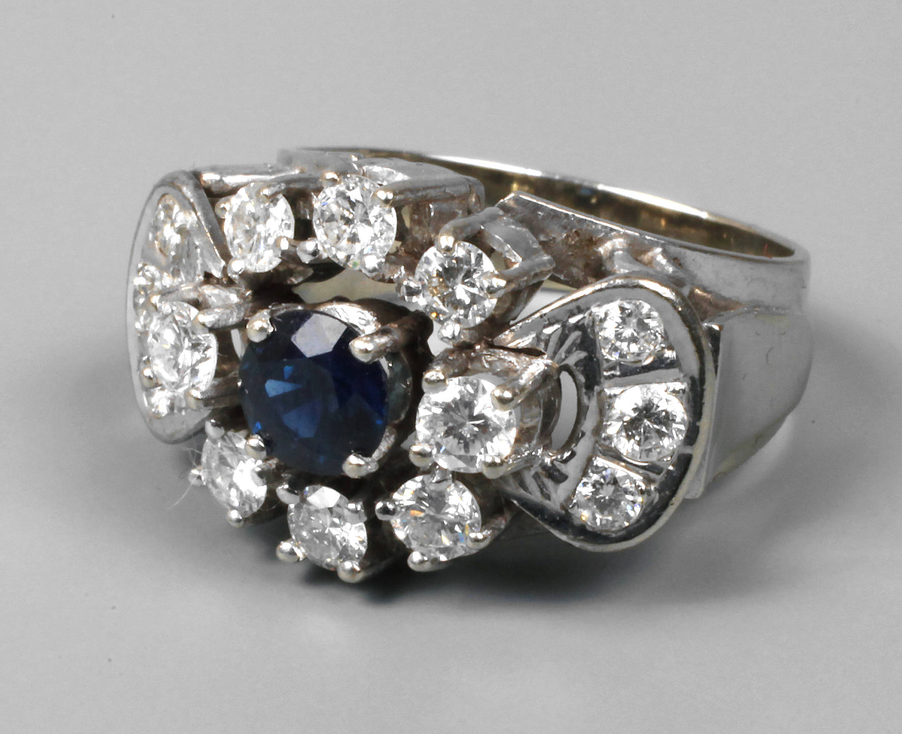 Großer Brillantring mit Saphir