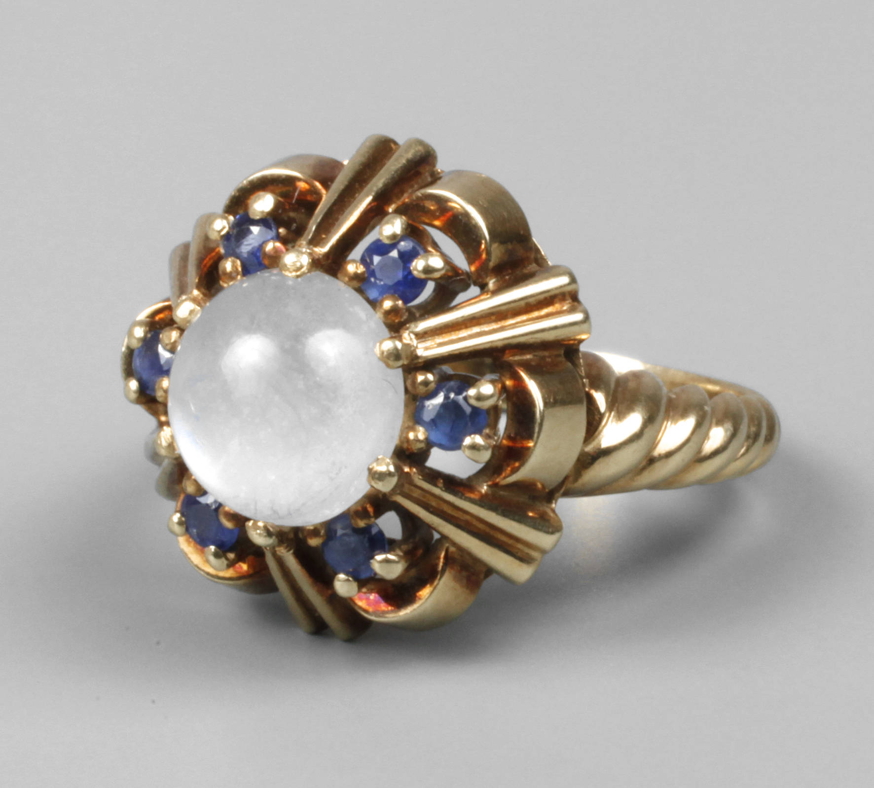 Goldring mit Mondstein und Saphir