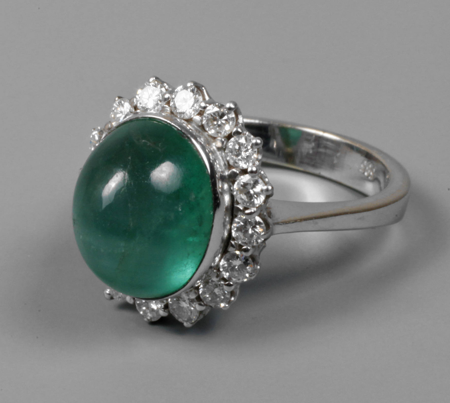 Brillantring mit großem Smaragdcabochon